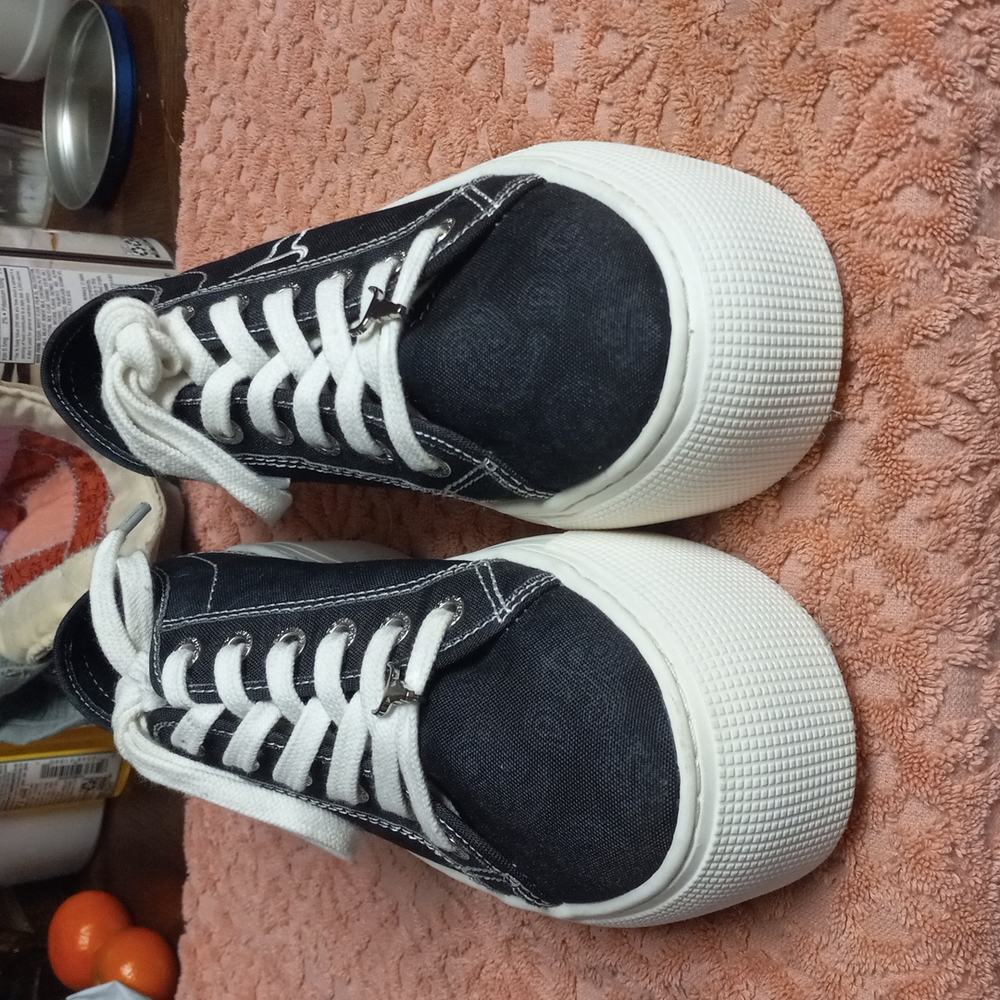 Windsorsmith sneakers black with  the bull on it